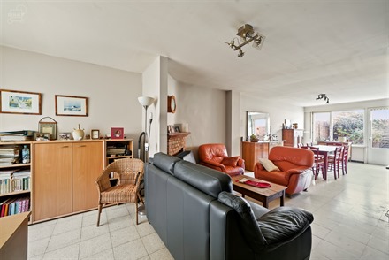 Maison de ville idéalement située avec terrasse d'env. 18m² proposant au rez-de-chaussée : un grand séjour avec partie bureau ouvert, une cuisine...
