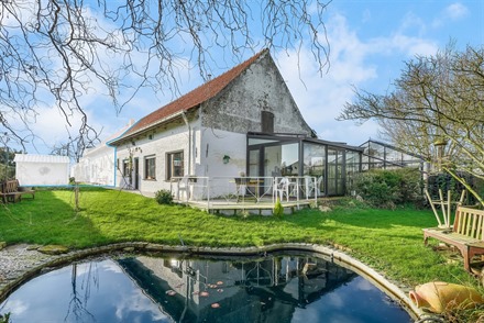 Charmant plain-pied semi-individuel à conforter issue de la division d'une bâtisse rurale avec joli jardin vue sur les champs.
Comprend au RDC un j...