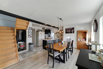 Maison 3 façades avec accès latéral dans un secteur calme et prisé de Menin. Comprend un salon, un séjour ouvert sur une cuisine équipée, une s...