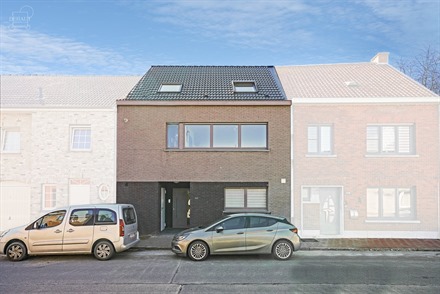 Superbe immeuble de rapport composé de 2 appartements construit en 2013. L'appartement au rez-de-chaussée comprend 2 chambres, une cuisine, une SDB ...