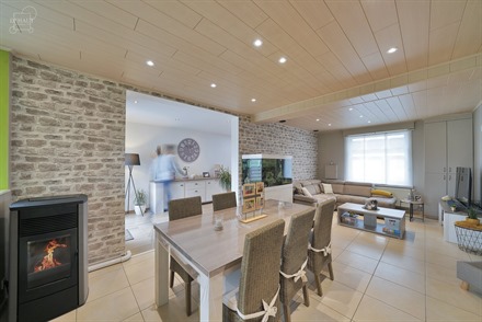 Superbe et large maison 3 façades sur 580m² de parcelle de terrain entièrement rénovée.
Hall d'entrée desservant un très bel et spacieux séjo...
