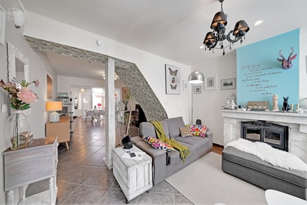 Jolie maison de ville idéalement située dans une rue calme comprenant un hall d'entrée, un salon, un séjour, une cuisine équipée, une salle de b...
