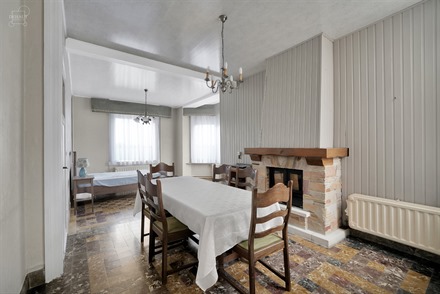 Charmante maison 3 façades à rafraichir située au calme et comprenant un hall d'entrée, un lumineux séjour avec insert à bois, une cuisine, une ...