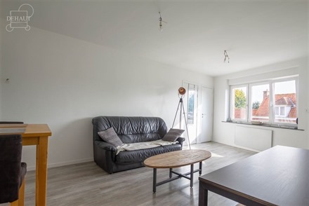 Bel appartement rénové au 1er étage proposant un espace de vie d'env. 20m², une cuisine équipée, 2 chambres, une salle de bain et un WC indépen...