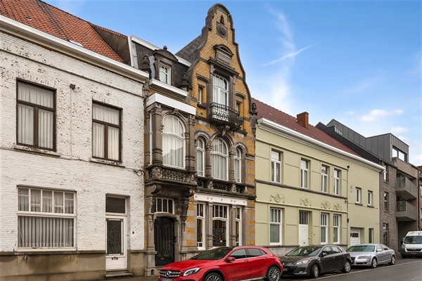 Prachtige herenwoning met grote tuin centrum Ronse.