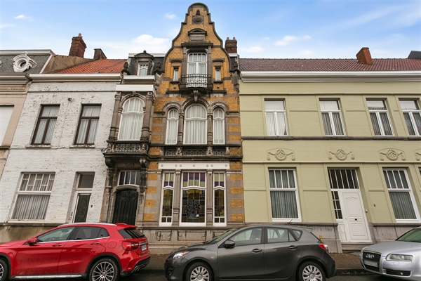 Prachtige herenwoning met grote tuin centrum Ronse.