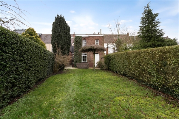 Prachtige herenwoning met grote tuin centrum Ronse.