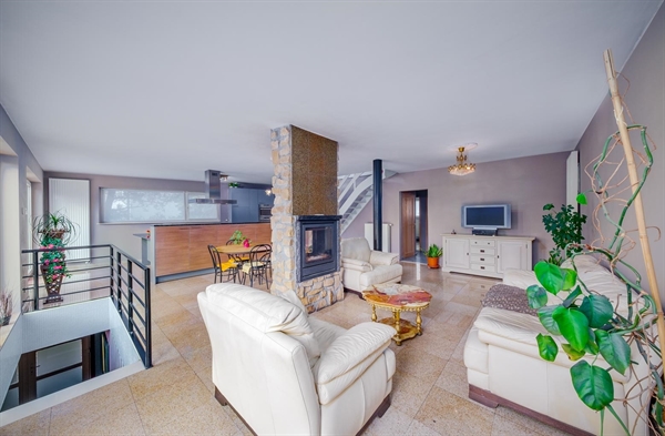 Recente woning met zuidgerichte tuin en oprit in Temse.