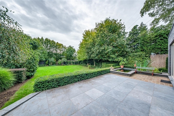Recente woning met zuidgerichte tuin en oprit in Temse.