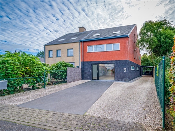 Recente woning met zuidgerichte tuin en oprit in Temse.