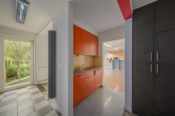 Ruime woning met gelijkvloerse kantoor/handelsruimte en parking in Temse.