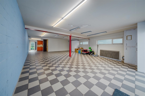 Ruime woning met gelijkvloerse kantoor/handelsruimte en parking in Temse.
