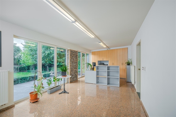 Ruime woning met gelijkvloerse kantoor/handelsruimte en parking in Temse.