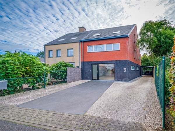 Ruime woning met gelijkvloerse kantoor/handelsruimte en parking in Temse.