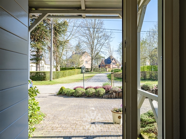Instapklare villa met zuid georiënteerde tuin en zwembad te koop in De Pinte!