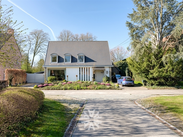 Instapklare villa met zuid georiënteerde tuin en zwembad te koop in De Pinte!
