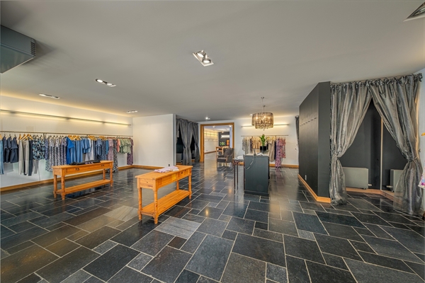 Gerenoveerd gebouw voor gemengd gebruik in centrum Kieldrecht
